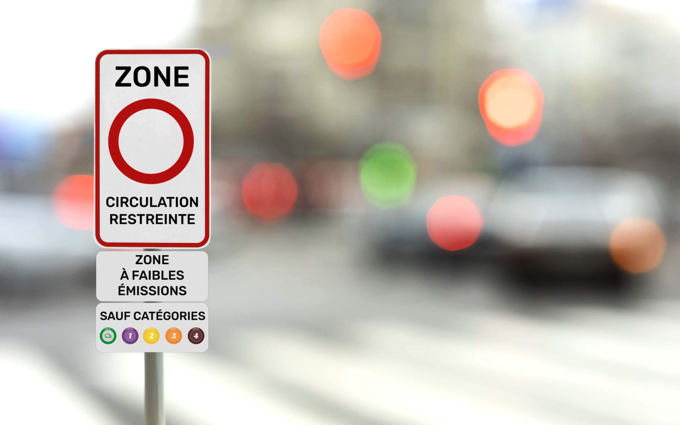 Panneau de circulation routière propre aux Zones à Faibles Émissions permettant aux usagers de la route de savoir s'ils peuvent rouler ou non en fonction de leur vignette Crit'Air