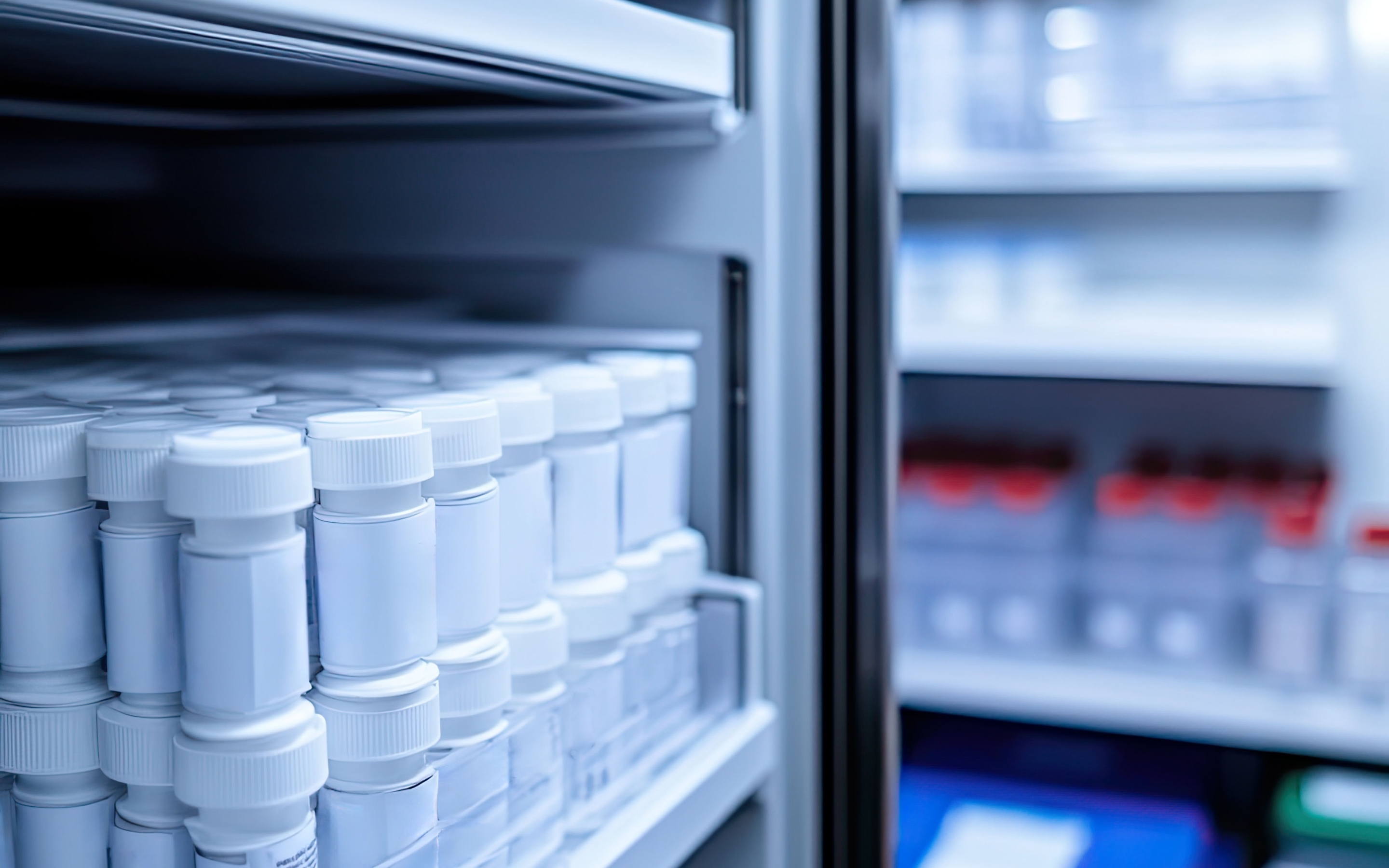 Frigo contenant des produits pharmaceutiques nécessitant un contrôle particulier 